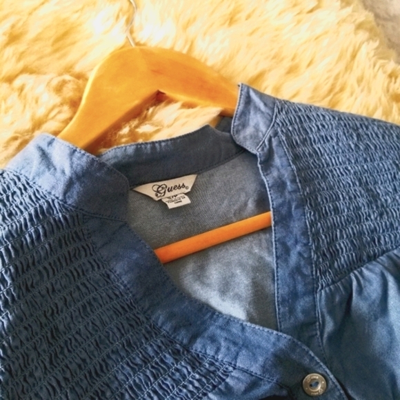 💥GUESS V-Neck Smocked Denim Effect Blouse Size Small - Picture 2 of 8